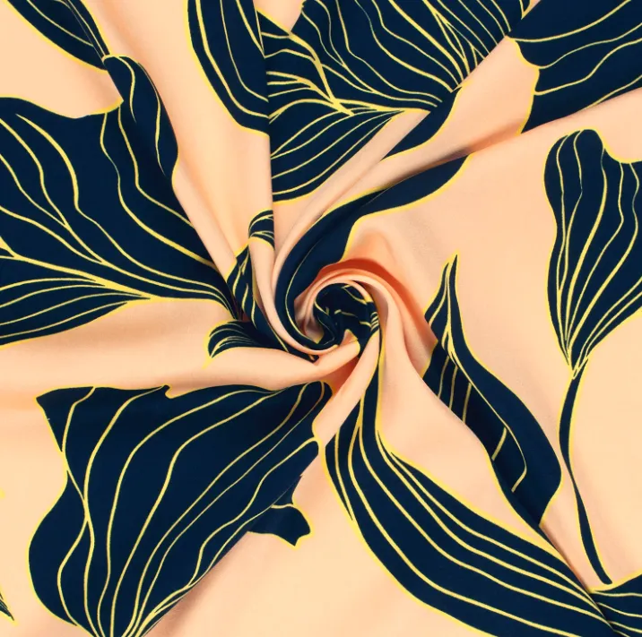 Viscose satijn zalmkleurig met bloemen   -  My Image